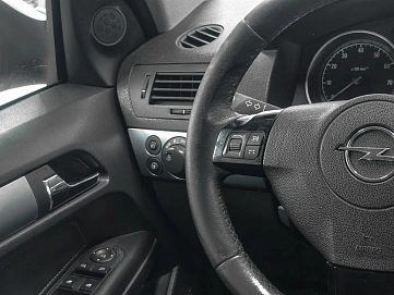 Opel Astra, 2011г., передний привод, робот
