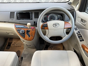 Toyota ISis, 2010г., передний привод, вариатор