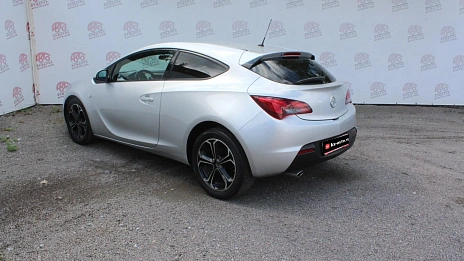 Opel Astra, 2012г., передний привод, механика
