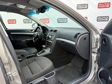 Skoda Octavia, 2009г., передний привод, робот
