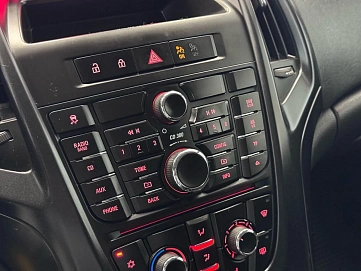 Opel Astra, 2011г., передний привод, механика