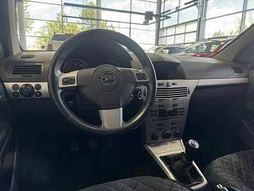 Opel Astra, 2011г., передний привод, механика