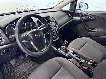 Opel Astra, 2011г., передний привод, механика