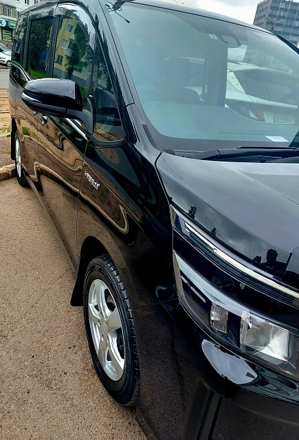 Toyota Voxy, 2017г, передний привод, вариатор