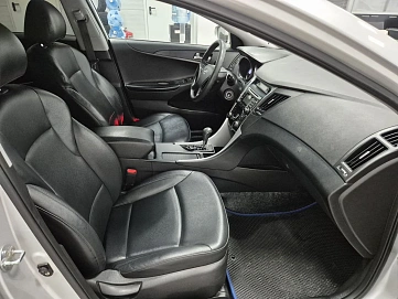 Hyundai Sonata, 2011г., передний привод, автомат