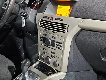 Opel Astra GTC, 2008г., передний привод, робот