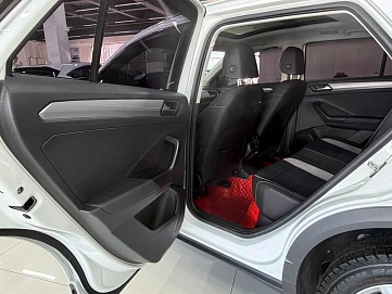 Volkswagen T-Roc, 2023г., передний привод, робот