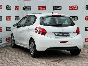 Peugeot 208, 2013г., передний привод, автомат