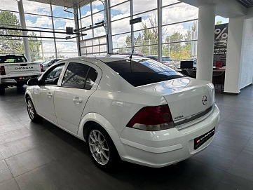 Opel Astra, 2011г., передний привод, механика