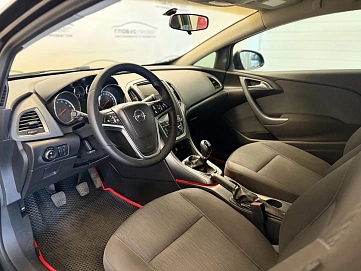 Opel Astra, 2012г., передний привод, механика