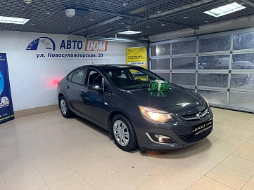 Opel Astra, 2013г., передний привод, механика
