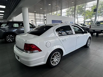 Opel Astra, 2011г., передний привод, механика
