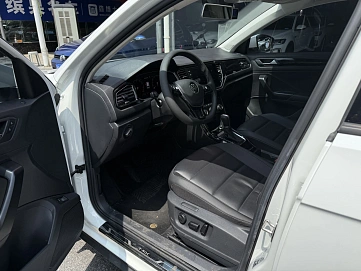 Volkswagen T-Roc, 2022г., передний привод, робот