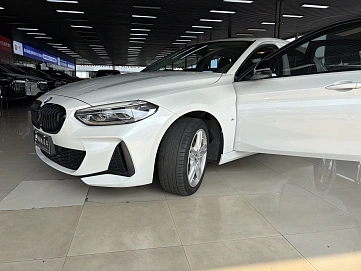 BMW 1 серии, 2022г., передний привод, робот