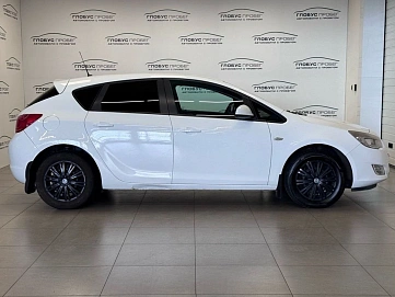 Opel Astra, 2011г., передний привод, механика