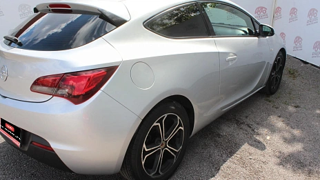 Opel Astra, 2012г., передний привод, механика