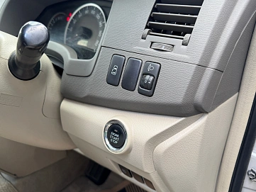 Toyota ISis, 2010г., передний привод, вариатор