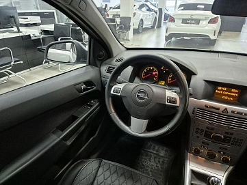 Opel Astra, 2012г., передний привод, механика