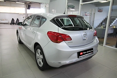 Opel Astra, 2012г., передний привод, механика