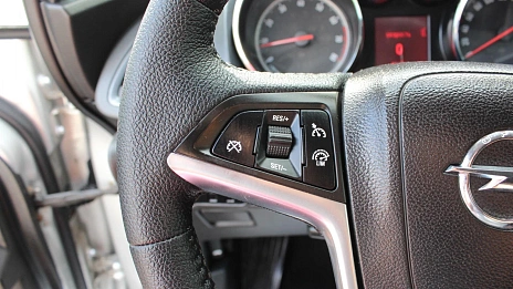 Opel Astra, 2012г., передний привод, механика