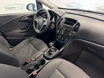 Opel Astra, 2011г., передний привод, механика
