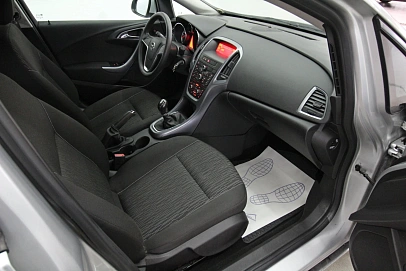 Opel Astra, 2012г., передний привод, механика