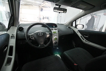 Toyota Yaris, 2008г., передний привод, робот