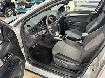 Opel Astra, 2011г., передний привод, механика