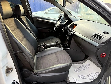 Opel Astra, 2013г., передний привод, механика