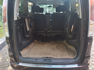 Nissan Serena, 2011г., передний привод, вариатор