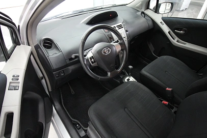 Toyota Yaris, 2008г., передний привод, робот