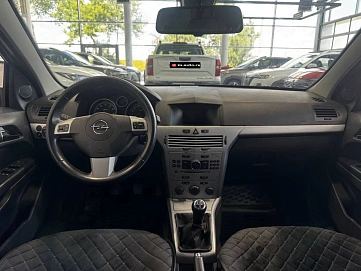 Opel Astra, 2011г., передний привод, механика