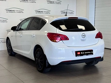 Opel Astra, 2011г., передний привод, механика