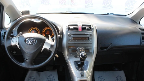 Toyota Auris, 2008г., передний привод, механика