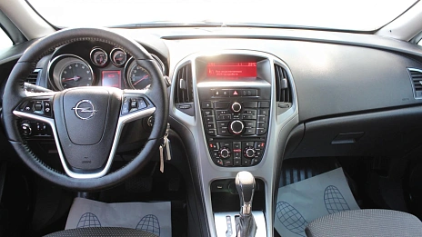 Opel Astra, 2014г., передний привод, механика