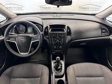Opel Astra, 2011г., передний привод, механика