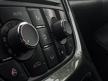 Opel Astra, 2012г., передний привод, механика