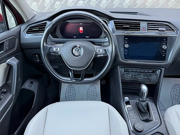 Volkswagen Tiguan, 2018г., полный привод, автомат