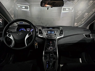 Hyundai Elantra, 2015г., передний привод, автомат