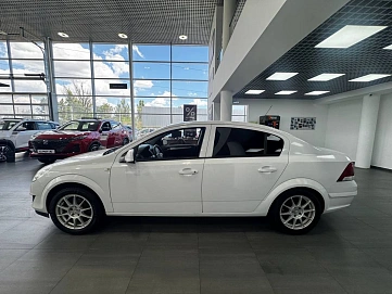 Opel Astra, 2011г., передний привод, механика