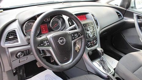 Opel Astra, 2012г., передний привод, механика